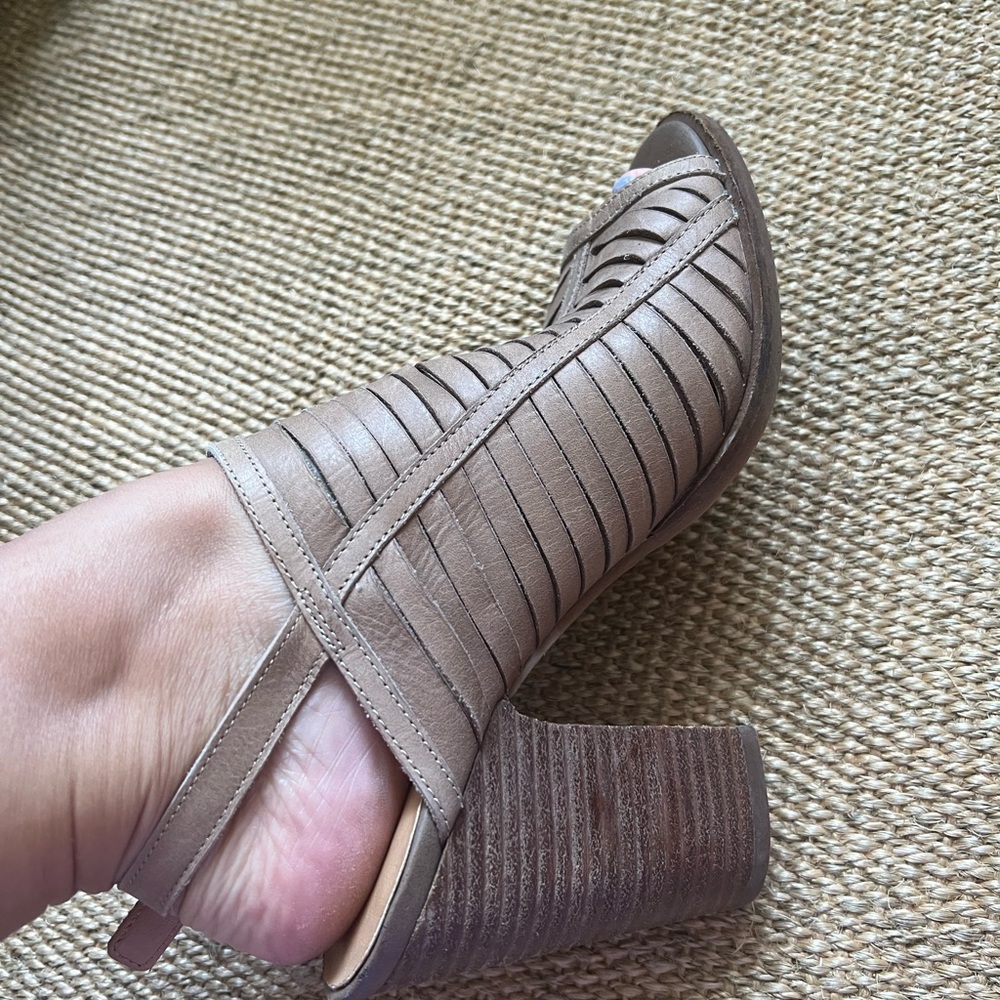 lucky brand taupe heeled leather mule peep toe